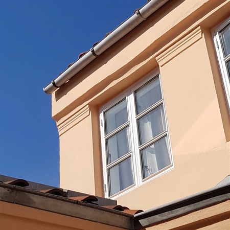 Facade malet med KEIM Granital i lys ferskenfarve, der giver en elegant og holdbar beskyttelse mod vejret