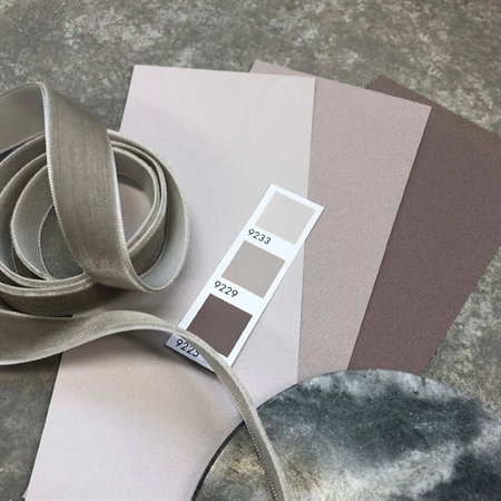 Farveprøver i beige og lyse nuancer med stofbånd, inspirationspalet til boligindretning