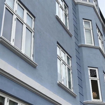 Blå bygning malet med KEIM Soldalit silikatmaling, der fremhæver de arkitektoniske detalje