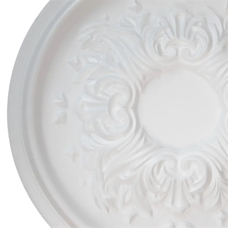 Nærbillede af Marbet loftroset R12, der viser de detaljerede ornamenter og blomsterdesign i hvid polystyren