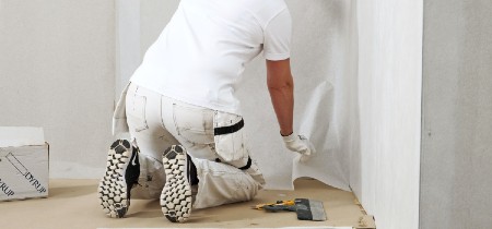 9 tips til hvordan du selv sætter glasfilt og glasvæv op på vægge og lofter