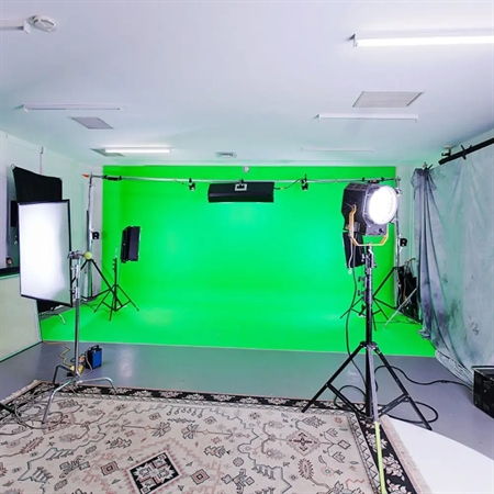 Professionelt studie med væg og gulv malet med Smarter Surfaces Green Screen Maling til videoproduktion og specialeffekter