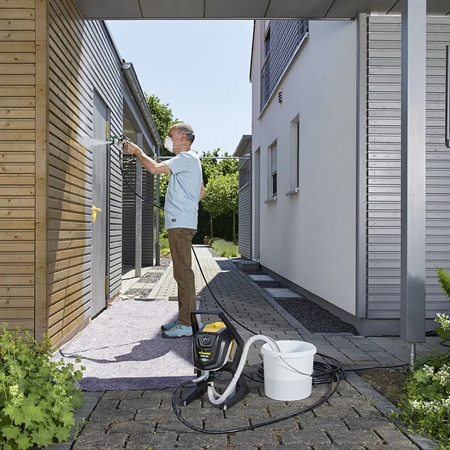Nærbillede af den medfølgende sprøjtepistol til Wagner Control Pro 250 R sprøjteanlæg i brug