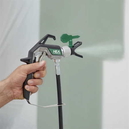 Nærbillede af sprøjtepistol fra Wagner Control Pro 350 R sprøjteanlæg til præcis påføring af maling