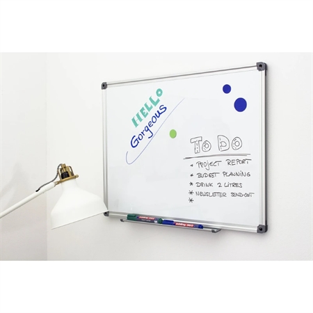 Whiteboard med Artline supreme-markører og organiserede to-do-lister til effektiv planlægning